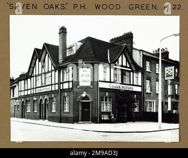 Photographie de Seven Oaks pH, Wood Green, Londres. Le côté principal de l'imprimé (illustré ici) représente : coin sur la vue du pub. Le verso de l'imprimé (disponible sur demande) détails: Trading Record 1938 . 1961 pour The Seven Oaks, Wood Green, Londres N22 5RL. En juillet 2018 . Ce pub était connu sous le nom de Skolars Sports Bar au moment de la fermeture. Converti en résidentiel 2013 Banque D'Images