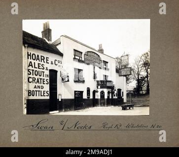 Photographie de Swan à deux cols pH, Whetstone, Londres. Le côté principal de l'impression (illustré ici) représente : face gauche sur la vue du pub. Le verso de l'imprimé (disponible sur demande) détails: Rien pour le Swan à deux cols, Whetstone, Londres N20 0PJ. En juillet 2018 . Démoli, maintenant un bloc d'appartements Banque D'Images