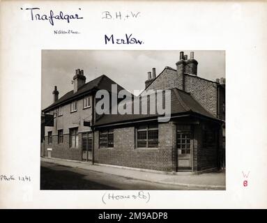 Photographie de Trafalgar pH, Merton, Londres. Le côté principal de l'impression (illustré ici) représente : face droite sur la vue du pub. Le verso de l'imprimé (disponible sur demande) détails: Trading Record 1934 . 1961 pour le Trafalgar, Merton, Londres SW19 2JY. En juillet 2018 . Propriétaire . 23 chemin haut Banque D'Images