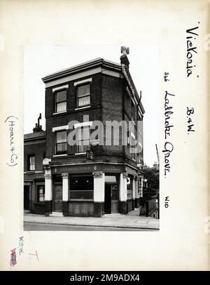 Photographie de Victoria pH, Ladbroke Grove, Londres. Le côté principal de l'impression (illustré ici) représente : face droite sur la vue du pub. Le verso de l'imprimé (disponible sur demande) détails: Trading Record 1934 . 1961 pour le Victoria, Ladbroke Grove, Londres W10 4RB. En juillet 2018 . Rebaptisé Narrow Boat maintenant démoli et depuis mars 2017 site en cours de développement Banque D'Images