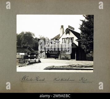 Photographie de White Hart pH, West Wickham, Grand Londres. Le côté principal de l'impression (illustré ici) représente : face droite sur la vue du pub. Le verso de l'imprimé (disponible sur demande) détails: Rien pour le White Hart, West Wickham, Greater London BR4 0LZ. En juillet 2018 . Auberge de confiance. Fermé comme un pub 2007-08? Date exacte inconnue. Devenu un restaurant, le Rioja, qui à son tour a fermé. Maintenant KFC Drive-through Banque D'Images