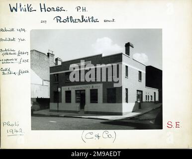 Photographie de White Horse pH, Rotherhithe (Nouveau), Londres. Le côté principal de l'impression (illustré ici) représente : face droite sur la vue du pub. Le verso de l'imprimé (disponible sur demande) détails: Trading Record 1933 . 1958 pour le White Horse, Rotherhithe (Nouveau), Londres SE16 5DW. En juillet 2018 . Démoli Banque D'Images