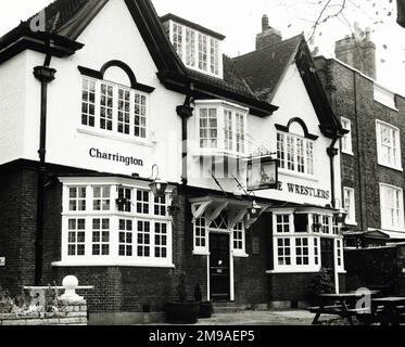 Photographie de Wrestlers pH, Highgate, Londres. Le côté principal de l'impression (illustré ici) représente : face gauche sur la vue du pub. Le verso de l'imprimé (disponible sur demande) détails: Rien pour les Wrestlers, Highgate, Londres N6 4AA. En juillet 2018 . Tavernes de punch Banque D'Images