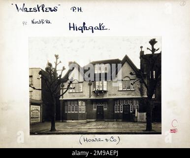 Photographie de Wrestlers pH, Highgate, Londres. Le côté principal de l'imprimé (illustré ici) représente : face sur la vue du pub. Le verso de l'imprimé (disponible sur demande) détails: Trading Record 1934 . 1961 pour les Wrestlers, Highgate, Londres N6 4AA. En juillet 2018 . Tavernes de punch Banque D'Images