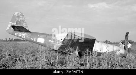 Bell P-63C King Cobra N73744, après un accident construit pour la United States Army Air Force sous le nom de Bell P-63C-5-BE Kingcobra 44-41811947-1949: Frank Singer, enregistré sous le nom NX73744, Bendix numéro de course '53'.1954: Harry R. Snoke, fort Wayne, IN, enregistré sous le nom N73744,1963-1968: Bruce Madison, Phoenix, AZ., écrasé, Chicago, Chicago, IL, juin 1968,1969: Darryl Greenamyer, Las Vegas, NC.1972: Larry H. Havens-Pylon Air, long Beach, CA., enregistré sous le nom de N9009, a été construit en tant que pilote fortement modifié en utilisant plusieurs aéroglisseurs, course numéro '90'.7 septembre 1972: S'est écrasé dans l'océan Pacifique sur un vol d'essai de long Beach, CA., pilo Banque D'Images