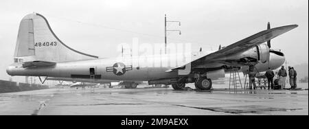 Boeing XB-29G Superforteresse 44-84043, banc d'essai de moteur General Electric avec un J47 dans le trapèze rétractable monté dans la baie de la bombe à l'aéroport du comté de Schenectady, NY, la base de départ pour les essais de moteur General Electric. La Superforteresse Bell-Atlanta B-29B-55-BA, construite sous licence par la Compagnie Bell Aircraft, Marietta, Atlanta, GA., livrée à l'Armée de l'air des États-Unis le 26 45 juin, mais convertie au banc d'essai de vol XB-29G pour les moteurs à réaction General Electric. Endommagé par un incendie le 27 53 juillet à l'aéroport du comté de Schenectady, NY et mis au rebut le 27 54 mai. Banque D'Images