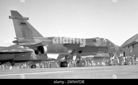 Royal Air Force - SEPECAT Jaguar GR.1 XX742 (msn S.39, panneau d'appel '14') de 226 unité de conversion opérationnelle à RAF Leuchars. XX742 a été initialement effectué le 21 octobre 1974, livré à la RAF le 14 novembre 1974 et radié le 19 avril 1983 après perte de contrôle. Banque D'Images