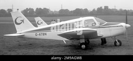 Piper PA-28-140 Cherokee G-ATBN (msn 28-20597) de Gregory Air Services, à l'aérodrome de Denham. Banque D'Images