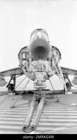 Aeronavale - Dassault-Breguet Super etendard '59', solidement enchaîné, en stationnement à bord de 'Foch' ou 'Clemenceau', pendant une croisière opérationnelle. (Note: Foch et'Clemenceau' étaient deux navires presque identiques, auxquels la Marine française n'a pas appliqué de marques distinctives, ce qui rend l'identification très difficile). Banque D'Images