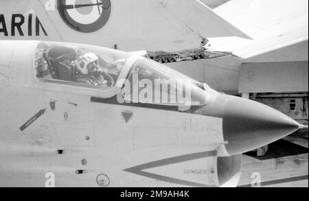 Aeronavale - LTV F-8FN vue rapprochée du poste de pilotage Crusader, en attente de l'autorisation de l'équipage du pont pour s'approcher du catapulte pour le lancement, de 'Foch' ou 'Clemenceau', pendant une croisière opérationnelle. (Note: Foch et'Clemenceau' étaient deux navires presque identiques, auxquels la Marine française n'a pas appliqué de marques distinctives, ce qui rend l'identification très difficile). Banque D'Images