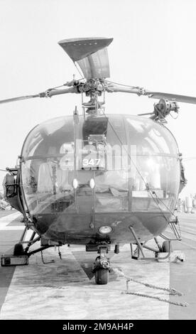 Aeronavale -Sud-Aviation sa.318 Alouette III '347', solidement enchaînée, en stationnement à bord de 'Foch' ou 'Clemenceau', pendant une croisière opérationnelle. (Note: Foch et'Clemenceau' étaient deux navires presque identiques, auxquels la Marine française n'a pas appliqué de marques distinctives, ce qui rend l'identification très difficile). Banque D'Images