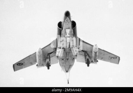 Aeronavale - Dassault-Breguet Super etendard '70', à l'approche pour piéger le fil à bord de 'Foch' ou 'Clemenceau', lors d'une croisière opérationnelle. (Note: Foch et'Clemenceau' étaient deux navires presque identiques, auxquels la Marine française n'a pas appliqué de marques distinctives, ce qui rend l'identification très difficile). Banque D'Images