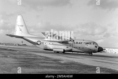 United States Air Force - Lockheed C-130A-45-LM Hercules 57-0460 (msn 182-3167) vendu au Vietnam du Sud. Le 3 avril 1975, 1st Lt Pham-Quang-Khiem et le major Nguyen Huu Canh ont volé ce C-130 pour faire sortir sa famille du Vietnam, en volant à Singapour. Affecté au Musée national de l'air et de l'espace et installé au Centre Udvar-Hazy du NASM, à Chantilly, en Virginie, d'ici décembre 2005. Banque D'Images