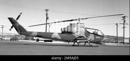 Bell 209 Cobra N209J (compte tenu du numéro de série 64-7015). Le prototype privé de la Huey-Cobra, construit par Bell alors que l'armée américaine perdait du temps et de l'argent sur le Lockheed AH-65 Cheyenne et le Sikorsky S-67 Blackhawk. Quand l'armée a fini par l'évaluer, elle ne pouvait pas en obtenir assez, avec la production de modèles développés seulement récemment en cours (AH-1Z) pour le corps des Marines des États-Unis. Banque D'Images