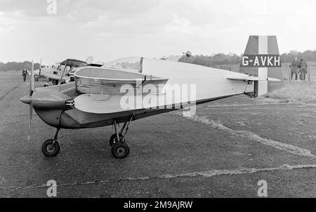 Tipsy Nipper Mk.III G-AVKT (msn 70), prototype de la marque III, vers 1965. Le 19 août 1972, l'avion a participé à une exposition dans laquelle il a tenté de couper des banderoles en papier; celles-ci ont été transportées sous forme de rouleaux de toilettes dans le poste de pilotage et ont été abandonnées par le pilote. Les premiers rouleaux ont été lâché lorsque l'avion était à 800 pieds au-dessus du sol et ils ont été coupés avec succès. Un autre rouleau a été lâché de seulement 200 pieds et le pilote a tenté de se retourner pour couper le ruisseau dans la hauteur limitée restant pendant qu'il a déroulé. Avec la mise sous tension, le nez de l'avion a été vu pour monter un Banque D'Images