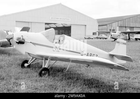 Druine D.31 G-ARCZ turbulent, à l'aérodrome de Redhill vers 1970. Ecrit (endommagé après réparation) le 1 juin 1984 lors d'une collision près de Stapleford, Essex. Après le décollage de la piste 22 à l'aérodrome de Stapleford, dans l'Essex, le pilote a remarqué que, pendant l'ascension, l'indicateur de vitesse de l'air fluctuait et donnait une vitesse indiquée entre 50 et 65 noeuds. Par conséquent, le pilote n'était pas certain de sa vitesse réelle. Banque D'Images