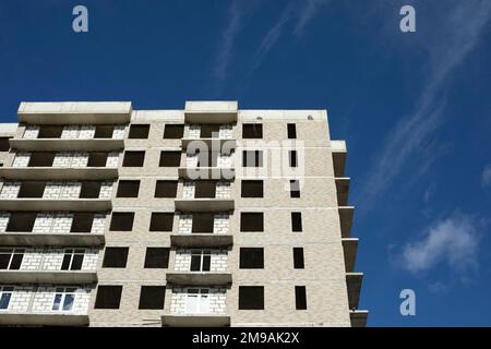 Nouveau bâtiment. Fenêtres vides dans la maison. Blocs de béton. Bâtiments de la ville. Détails de la structure en béton. Banque D'Images