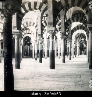 Arches de la cathédrale de Cordoue, également appelée la Grande Mosquée de Cordoue, une mosquée islamique de Cordoue, en Espagne, transformée en cathédrale chrétienne. Banque D'Images