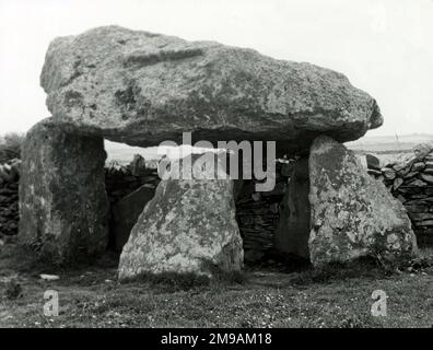 Carreg Samson, également connu sous le nom de Carreg Sampson, un dolmen néolithique de 5000 ans situé à 800 mètres à l'ouest d'Abercastle, près du chemin côtier de Pembrokeshire, dans le sud du pays de Galles. Banque D'Images