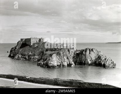 L'île Sainte-Catherine et le fort (Ynys Catrin), une petite île marémotrice reliée à Tenby dans le Pembrokeshire, au sud du pays de Galles, par la plage du château à marée basse. Banque D'Images