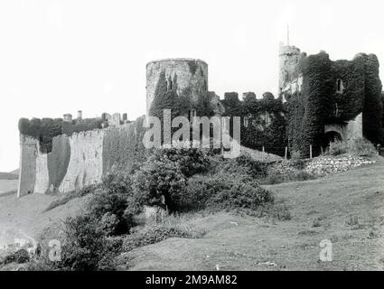 Vue sur le château de Manorbier (Castell Maenorbyr) - un château normand à Manorbier, au sud-ouest de Tenby, au sud du pays de Galles. Banque D'Images