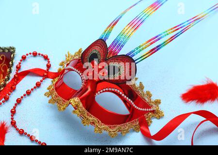 Masque de carnaval avec perles sur fond bleu Banque D'Images