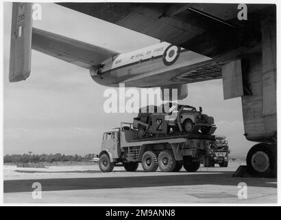 Royal Air Force - Blackburn Beverley C.1 XB285, de l'escadron n° 53, chargé à la RAF Akrotiri (Chypre) pour un dépôt d'air. Banque D'Images