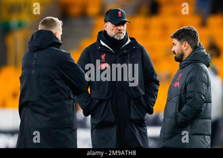 Wolverhampton, West Midlands, Royaume-Uni. 17th janvier 2023 ; Molineux Stadium, Wolverhampton, West Midlands, Angleterre ; FA Cup football, Wolverhampton Wanderers versus Liverpool ; Jurgen Klopp, responsable de Liverpool (au centre) avec son personnel d'entraînement pendant l'échauffement avant le match crédit : action plus Sports Images/Alay Live News Banque D'Images