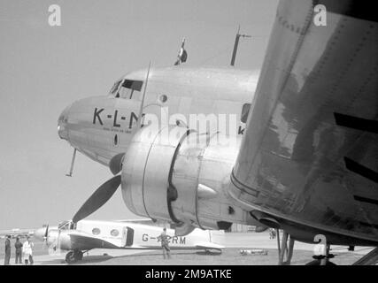 Douglas DC-2-115E pH-AKH 'Haan' (msn 1354,14), de KLM (Koninklijke Luchtvaart Maatschappij N.V. - Royal Aviation Company, Inc.) à l'aéroport de Croydon. Une étude du fuselage tribord et de l'aile intérieure, de l'arrière. Banque D'Images