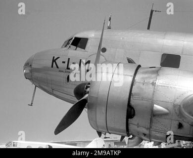 Douglas DC-2-115E pH-AKH 'Haan' (msn 1354,14), de KLM (Koninklijke Luchtvaart Maatschappij N.V. - Royal Aviation Company, Inc.) à l'aéroport de Croydon. Une étude du moteur et du nez de port, avec l'un des Imperial Airways Avro 652s en arrière-plan. Banque D'Images