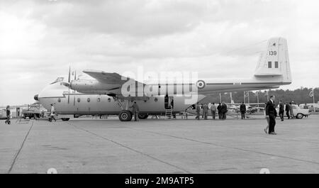 Royal Air Force - Armstrong Whitworth AW.650 Argosy C.1 XR139 (msn 6794), de l'escadron no 267, à la foire aérienne de Biggin Hill en mai 1964. Banque D'Images