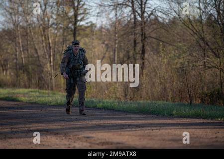 Le Sgt Josiah Bell de Rochester, Minnesota, un Infantryman de la Compagnie B de la Garde nationale du Wisconsin, 1st Bataillon, 128th Infantry Strides Regiment à travers la ruck de 12 miles sur 15 mai 2022 pendant la compétition du meilleur guerrier de la région IV. Il est l'un des douze soldats de la Garde nationale participant au 11-15 mai 2022 de compétition des meilleurs guerriers de la région IV, au Camp Ripley, au Minnesota. La compétition annuelle teste les compétences militaires, la force physique et l'endurance des meilleurs soldats et officiers non commissionnés du Minnesota, du Wisconsin, de l'Iowa, de l'Illinois, du Michigan, Indiana et Ohio National Guards Banque D'Images