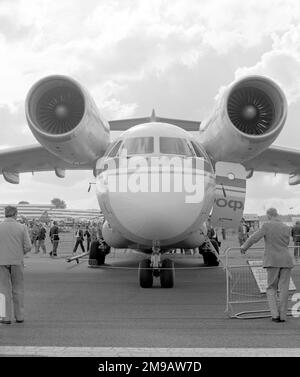 Antonov an-72 SSSR-72000 (msn 005), au salon de l'air 1984 du SBAC Farnborough, qui s'est tenu du 2-9 au 22 septembre. (Note : l'Union soviétique a utilisé des lettres cyrilliques dans leurs enregistrements d'aéronefs CCCP en cyrillique est SSSR en lettres anglaises). Banque D'Images