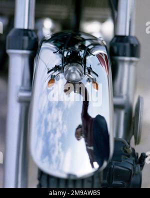 Kawasaki Z 650 moto, réflexion dans le garde-boue avant. Banque D'Images