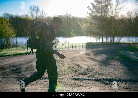 Le Sgt Josiah Bell de Rochester, Minnesota, un Infantryman de la Compagnie B de la Garde nationale du Wisconsin, 1st Bataillon, 128th Infantry Strides Regiment à travers la ruck de 12 miles sur 15 mai 2022 pendant la compétition du meilleur guerrier de la région IV. Il est l'un des douze soldats de la Garde nationale participant au 11-15 mai 2022 de compétition des meilleurs guerriers de la région IV, au Camp Ripley, au Minnesota. La compétition annuelle teste les compétences militaires, la force physique et l'endurance des meilleurs soldats et officiers non commissionnés du Minnesota, du Wisconsin, de l'Iowa, de l'Illinois, du Michigan, Indiana et Ohio National Guards Banque D'Images