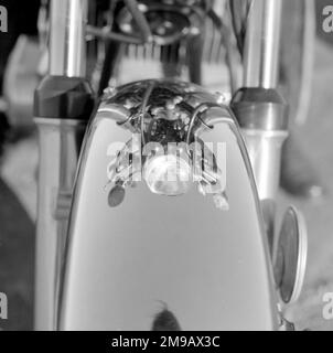 Kawasaki KL 250 moto, réflexion dans le garde-boue avant. Banque D'Images