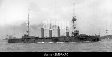 Royal Navy - HMS Hornet, un destroyer de classe Acheron qui a servi pendant la première Guerre mondiale et a été vendu pour la rupture en 1921. Elle était le septième navire de la Marine royale à être nommé Hornet. Hornet a été construit dans le cadre du programme de construction navale 1910-11 par John Brown & Company de Clydebank, Glasgow, et a été lancé le 20 décembre 1911. Elle (et ses navires sœurs Hind et Hydra) différait du destroyer de classe I de l'Amirauté standard en n'ayant que deux arbres au lieu de trois. Ils avaient deux turbines à vapeur de type Brown-Curtis et deux chaudières. Capable de 28 kn (32 mph; 52 km/h), elle transportait deux canons de 4 in (100 mm), Banque D'Images