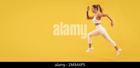 forme physique dynamique femme coureur courir sur fond jaune. Femme saut de la bannière de course avec maquette d'espace de copie. Banque D'Images