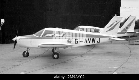 Piper PA-28-140 Cherokee G-AVWJ (msn 28-23940), à Biggin Hill. Banque D'Images