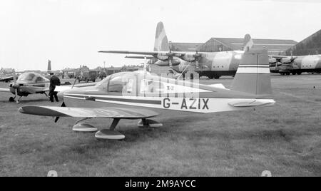 American Aviation AA-1A Yankee G-AZIX (msn AA1A-0302), à l'aéroport de Blackpool-Squire's Gate, en mai 1972, avec deux RAF C-130s et les flèches rouges, pour un affichage aérien. Banque D'Images