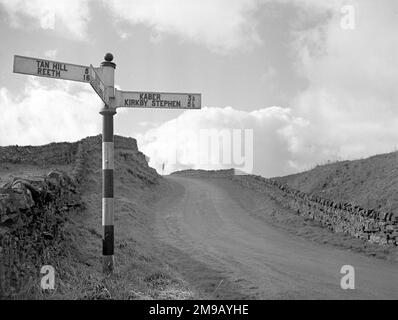 Vue sur les Yorkshire Dales, entre Kaber et Tan Hill : panneau au carrefour. Banque D'Images