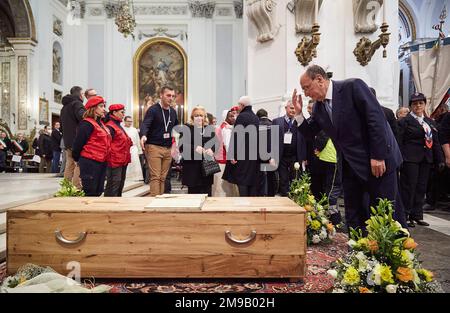 Palerme, Sicile, Italie. 17th janvier 2023. Les funérailles de Biagio Conte ont lieu dans sa Sicile natale, dans la cathédrale de Palerme, après cinq jours de deuil officiel et de veillée. La cérémonie a été présidée par Corrado Lorefice, évêque de Palerme, ainsi que des membres de la communauté missionnaire, la représentation officielle de Renato Schifani, président de la Sicile, Roberto Lagalla, maire de Palerme, Leoluca Orlando, ancien maire, personnel de l'église, diverses autorités judiciaires et forces de sécurité de l'état. Des milliers de paroissiens ont accompagné la famille du missionnaire, concentrant les deux moi Banque D'Images