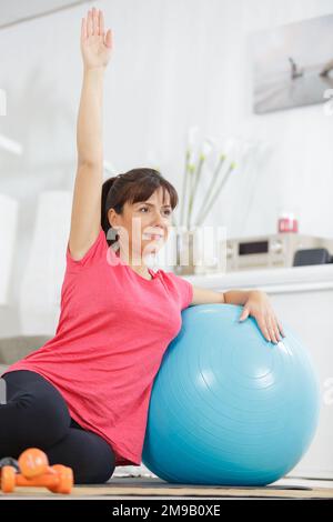 femme enceinte faisant des exercices de détente avec un fitball Banque D'Images