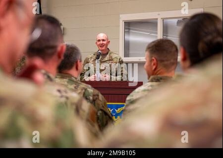 Le Groupe de soutien à la mission de l'escadre de ravitaillement aérien de 121st tient une cérémonie de changement de responsabilité à la base de la Garde nationale aérienne de Rickenbacker, Ohio, 15 mai 2022. Le sergent-chef Jason Wheeler a officiellement reçu la responsabilité du Groupe de soutien de la mission 121st du sergent-chef Chris Combs. Banque D'Images