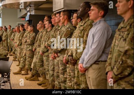 Le Groupe de soutien à la mission de l'escadre de ravitaillement aérien de 121st tient une cérémonie de changement de responsabilité à la base de la Garde nationale aérienne de Rickenbacker, Ohio, 15 mai 2022. Le sergent-chef Jason Wheeler a officiellement reçu la responsabilité du Groupe de soutien de la mission 121st du sergent-chef Chris Combs. Banque D'Images