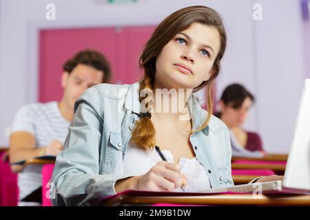 une étudiante avec un ordinateur portable en classe Banque D'Images