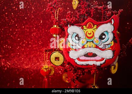 Danse du lion chinois pour le nouvel an chinois avec lanternes rouges en arrière-plan Banque D'Images