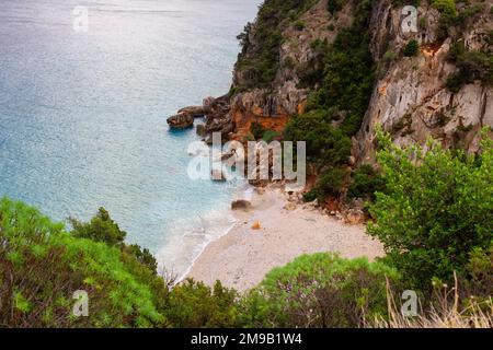 Plage de sable sur une côte rocheuse près de Cala Gonone, Sardaigne. Banque D'Images