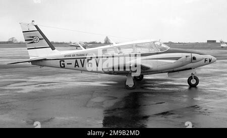 Piper PA 30-160 Twin Comanche G-AVFV (msn 30-1404), de l'école de formation aérienne d'Oxford, à l'aéroport de Carlisle en mai 1970. Banque D'Images