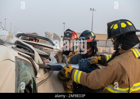 Pompiers aux États-Unis L'escadron 379th du génie civil expéditionnaire de la Force aérienne a ouvert une porte de voiture au cours d'un exercice sur la base aérienne d'Al Udeid, au Qatar, au 15 mai 2022. Le sauvetage, qui faisait partie de l'exercice Grand Shield 22-4, comportait un certain nombre de scénarios d'urgence qui ont mis à l'essai les compétences des premiers intervenants de l'aile. Banque D'Images